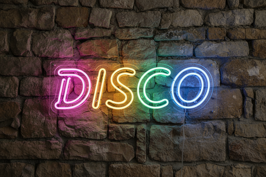 Scritta neon "disco" su plexiglass da 8 mm realizzala molto realistica , installazione in un muro a sassi, senza riflessi